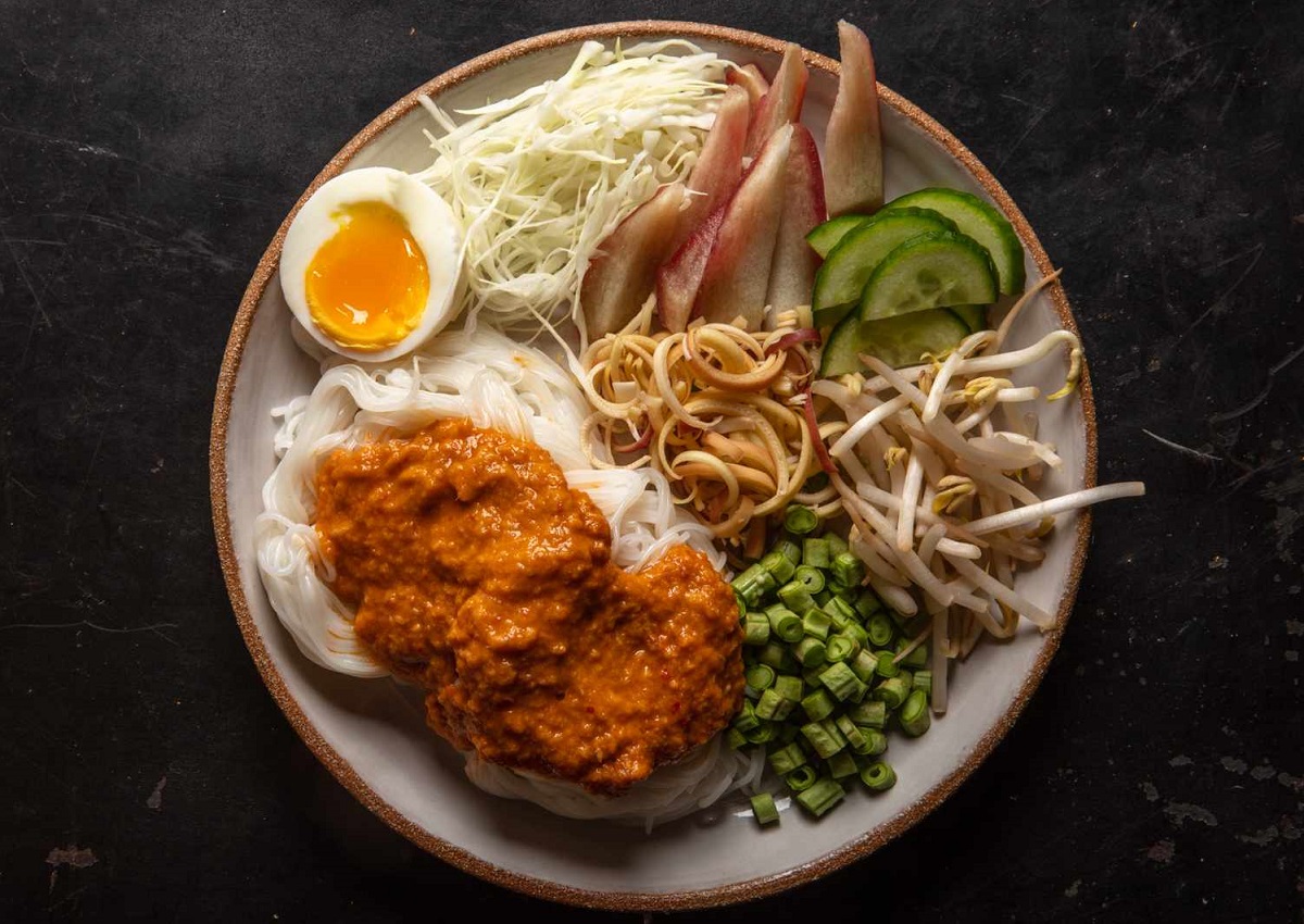 Kanom Jeen Nam Ya (Thai Fish Curry with Rice and Noodles)